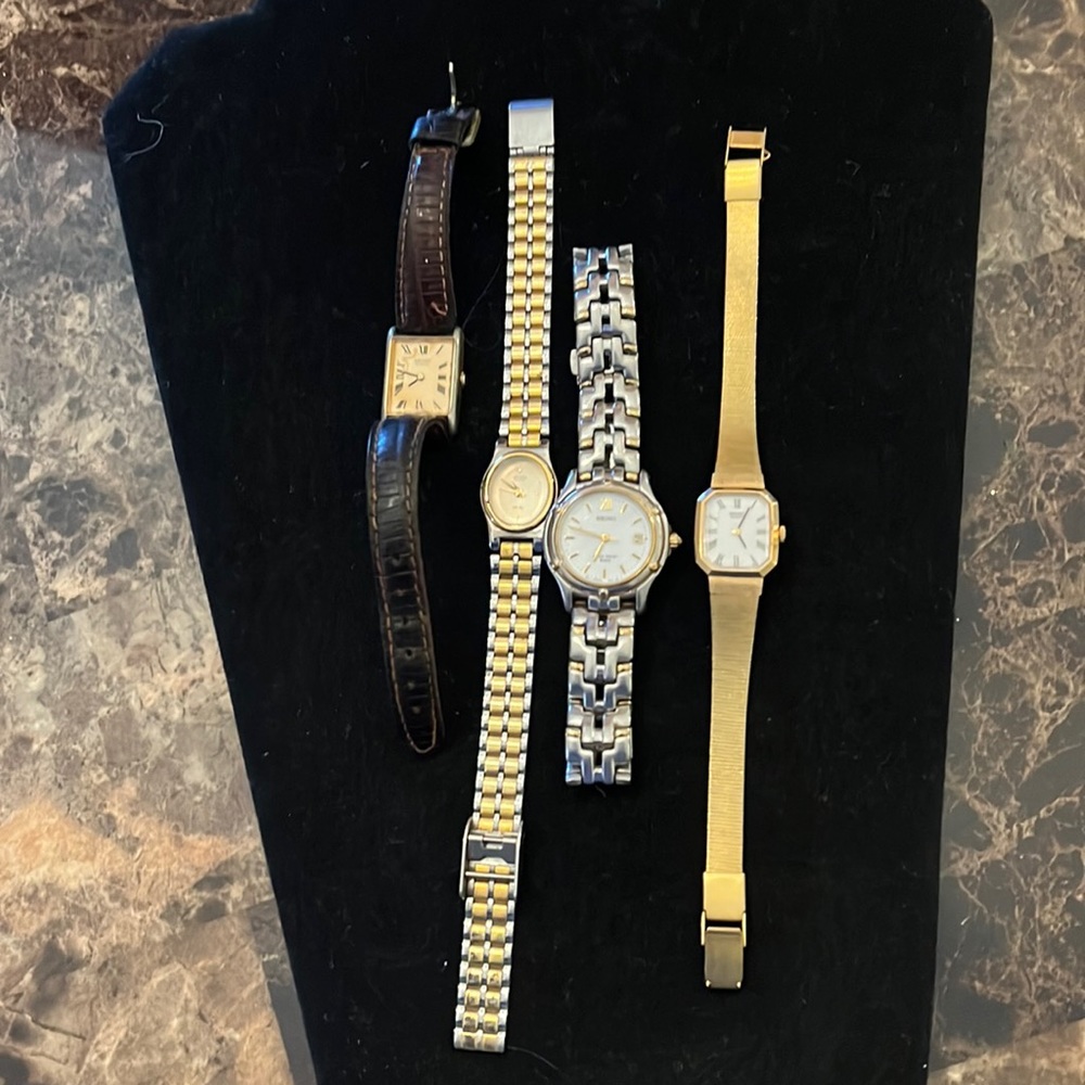 Seiko total of 4 a few are vintage needs batteries selling at a great price💕